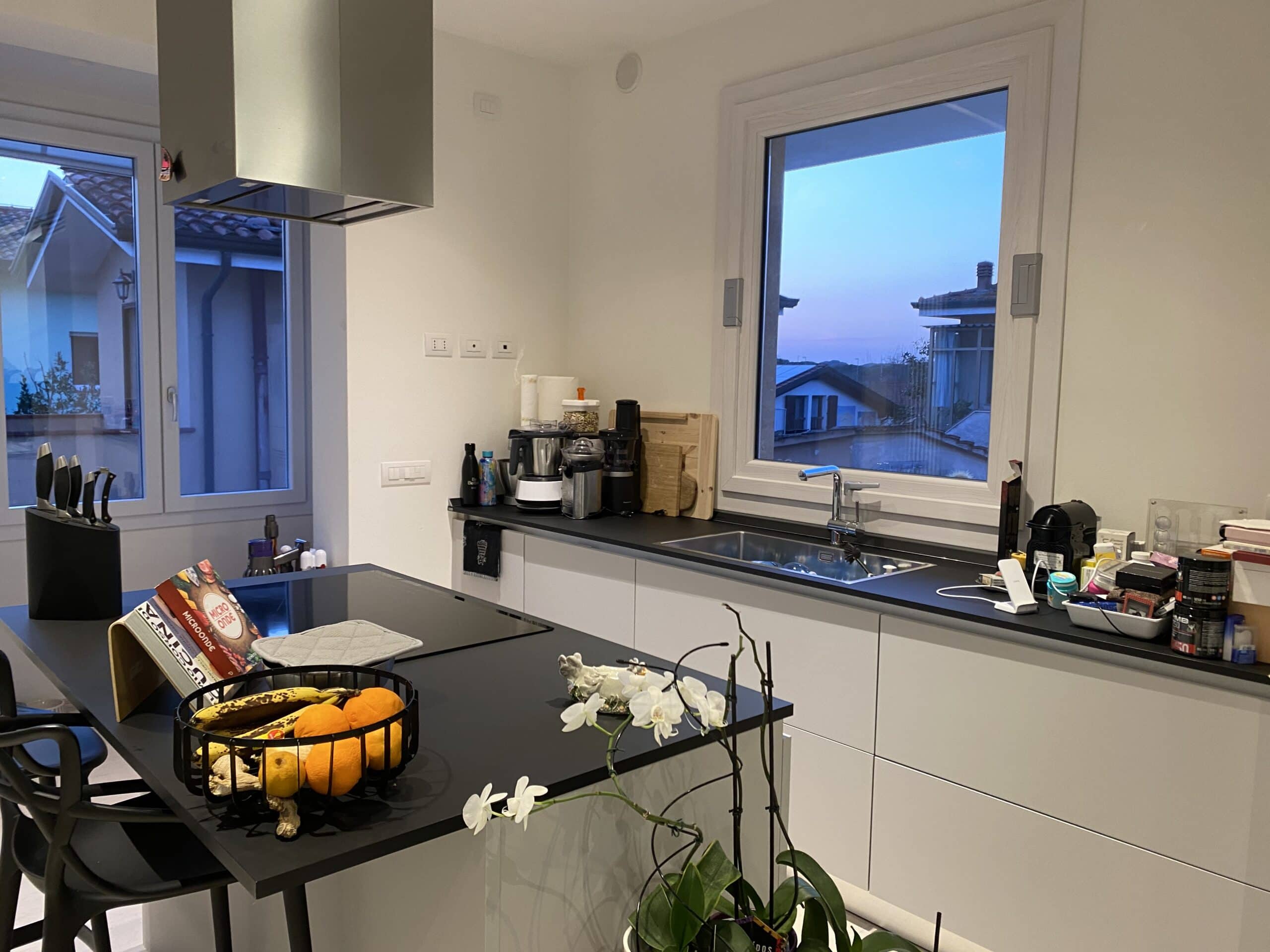 cucina piccola che sembra piu spaziosa