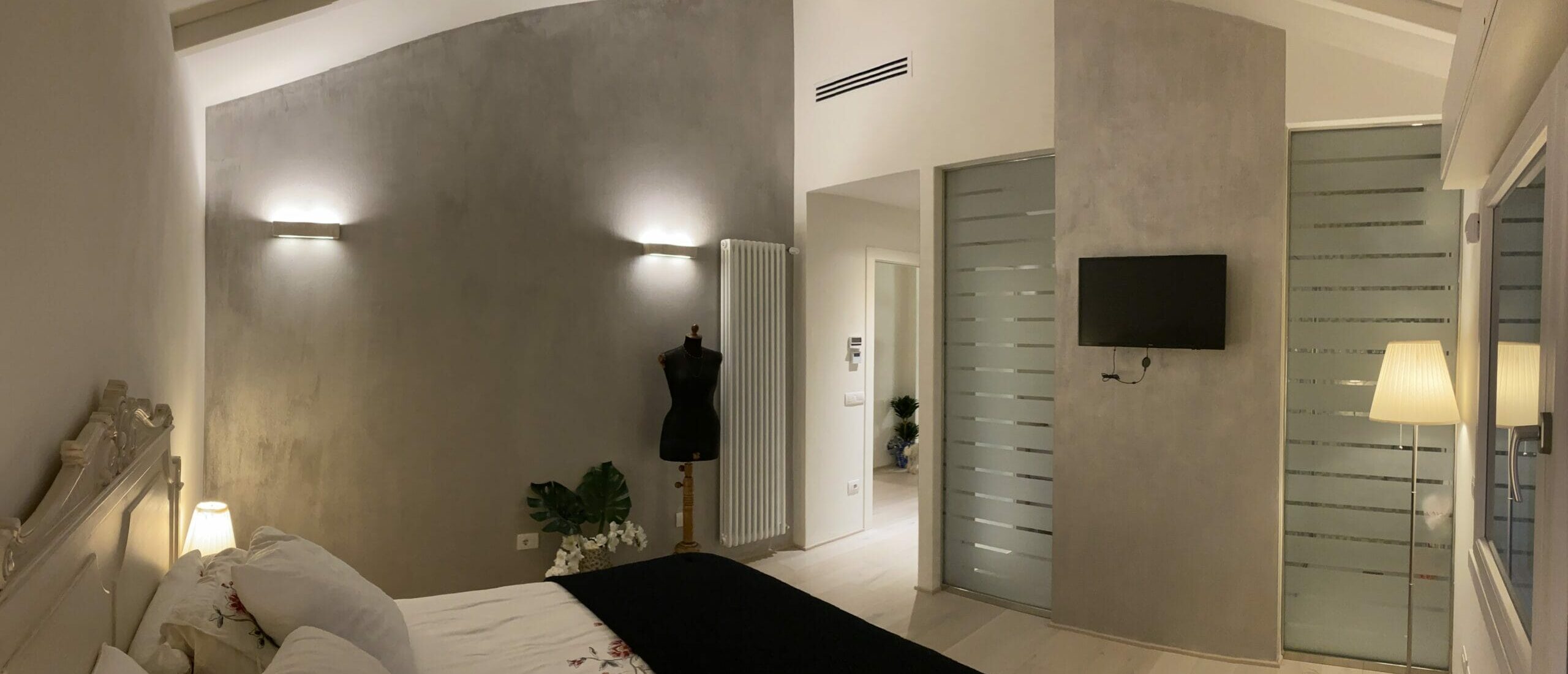 camera da letto super moderna in mansarda a viareggio. design da studio tecnico dalle luche