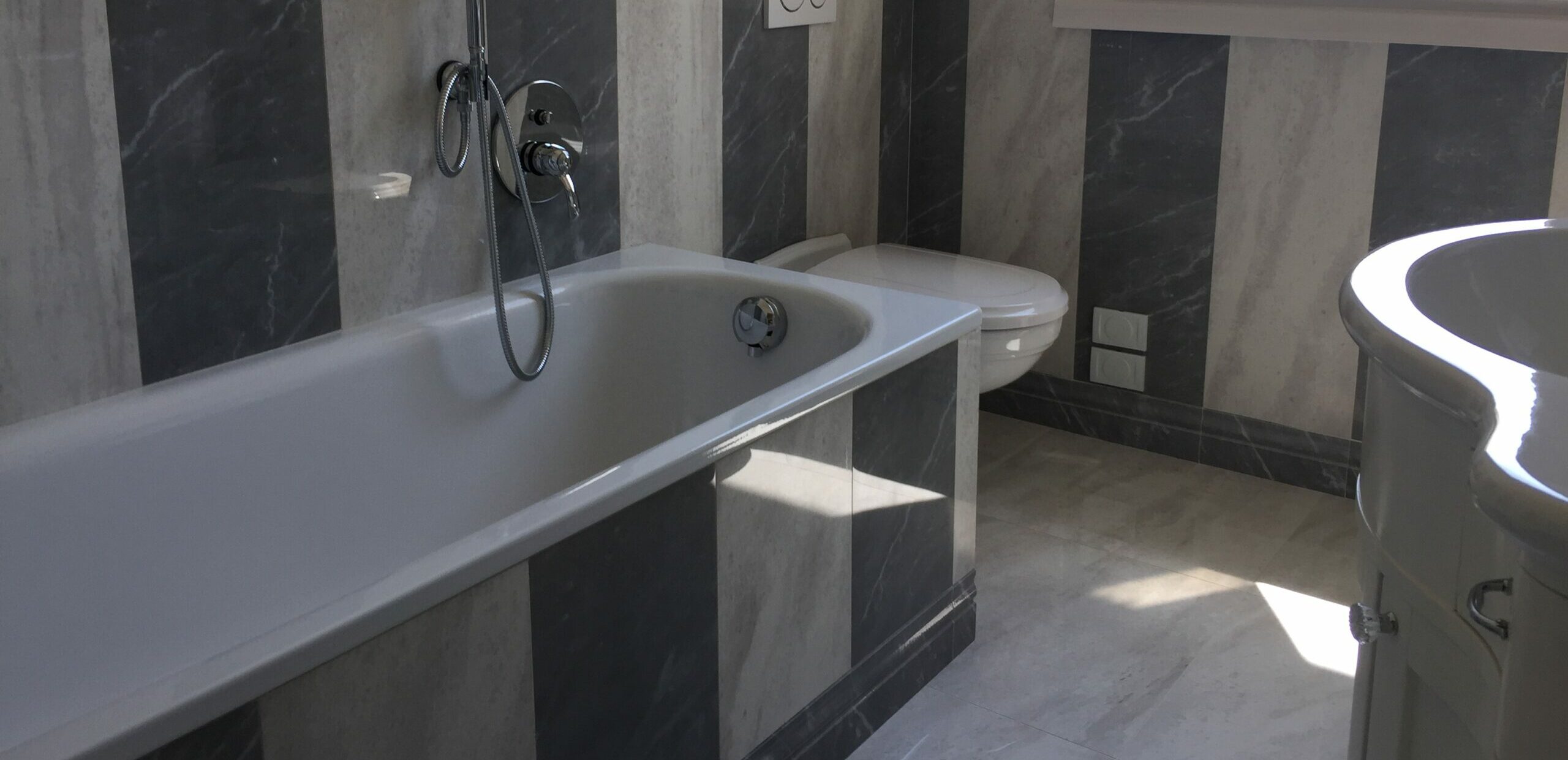 bagno in marmo bicolore - progetto da gian lorenzo dalle luche